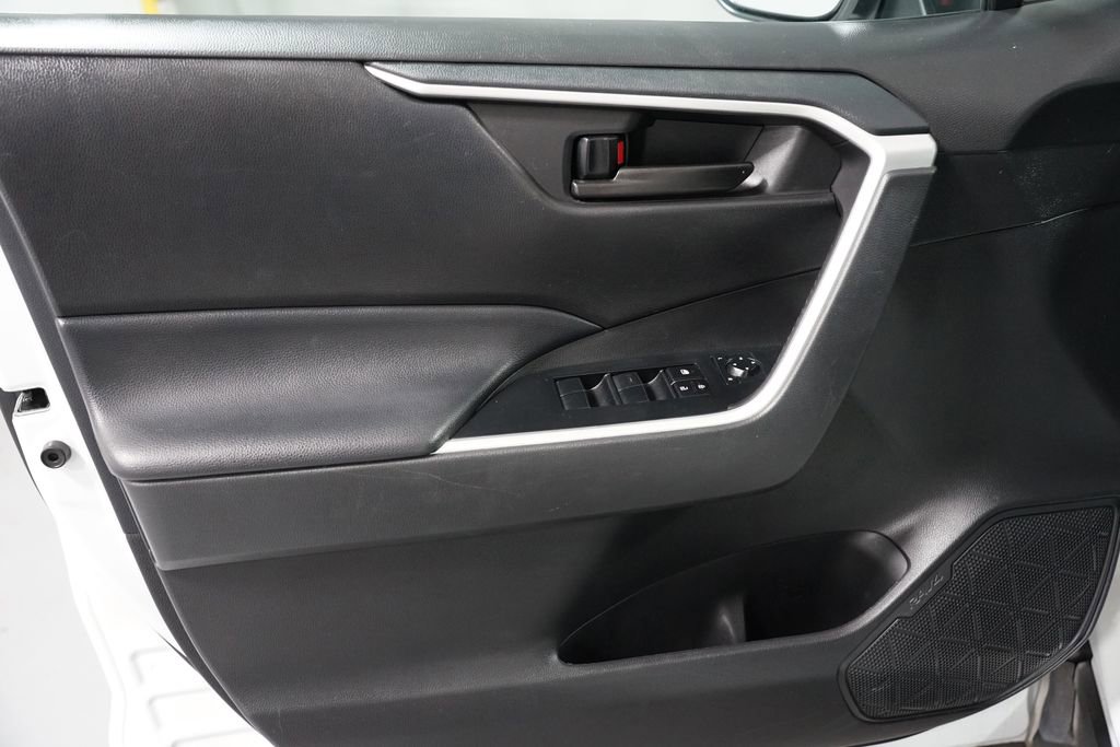 Used 2021 Toyota RAV4 LE image 27