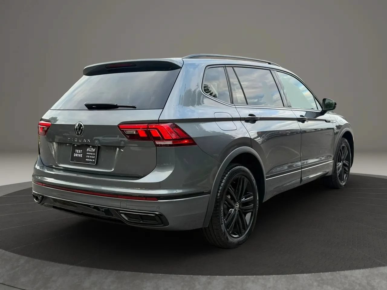 Used 2022 Volkswagen Tiguan SE R-Line FWD image 4
