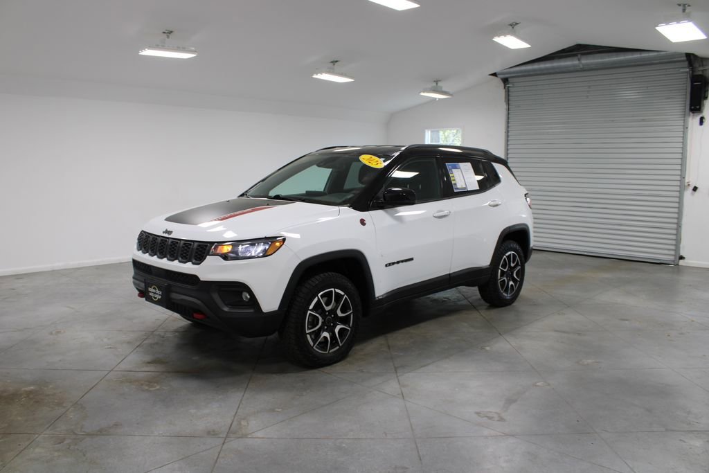 Used 2025 Jeep Compass Trailhawk image 4