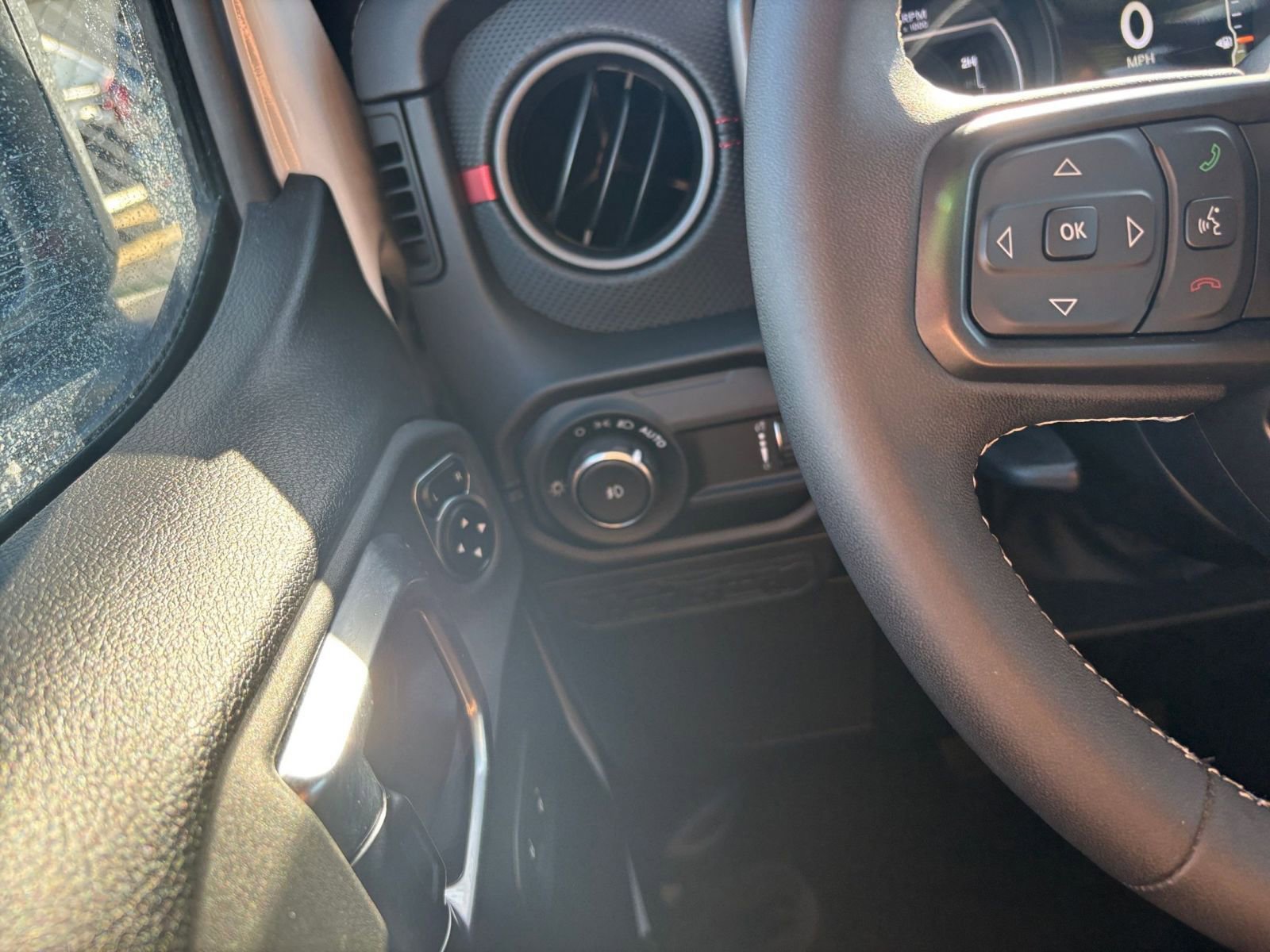 Used 2025 Jeep Wrangler Unlimited Rubicon image 33