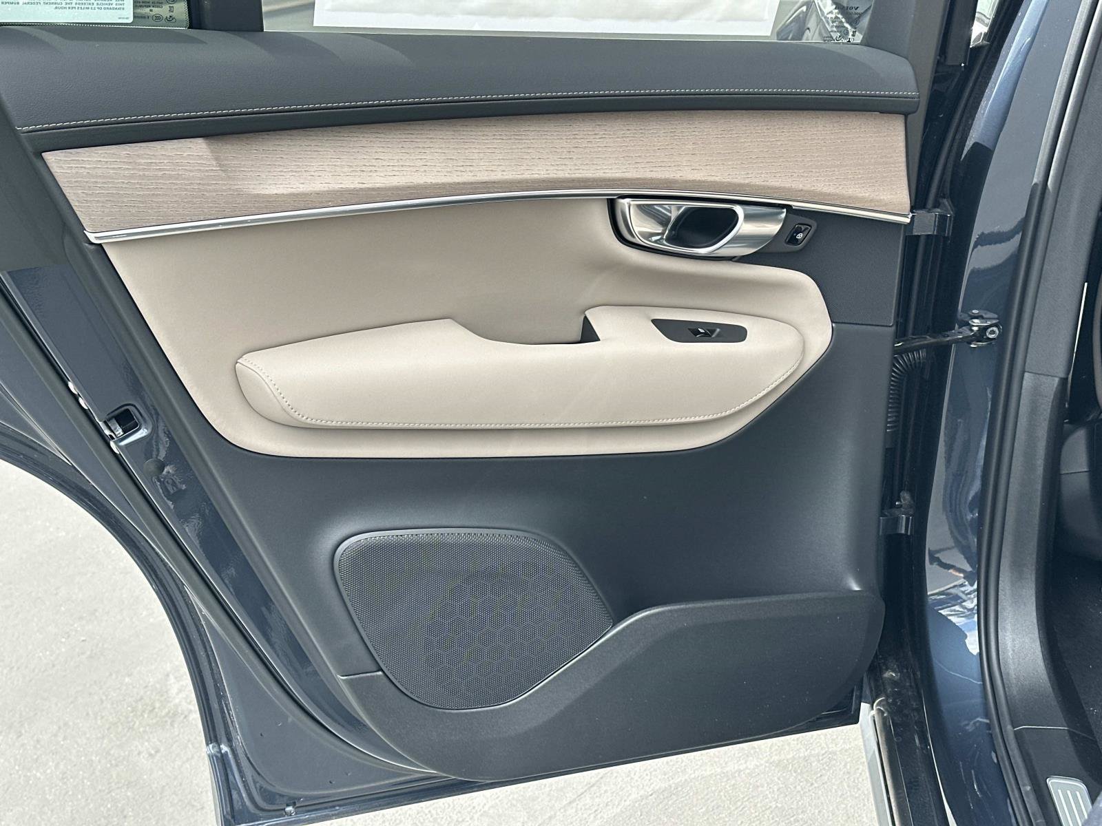 New 2026 Volvo XC90 T8 Plus w/ Protection Package Premier AWD/4WD image 16