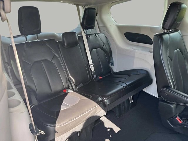 Used 2024 Chrysler Pacifica Touring-L image 30