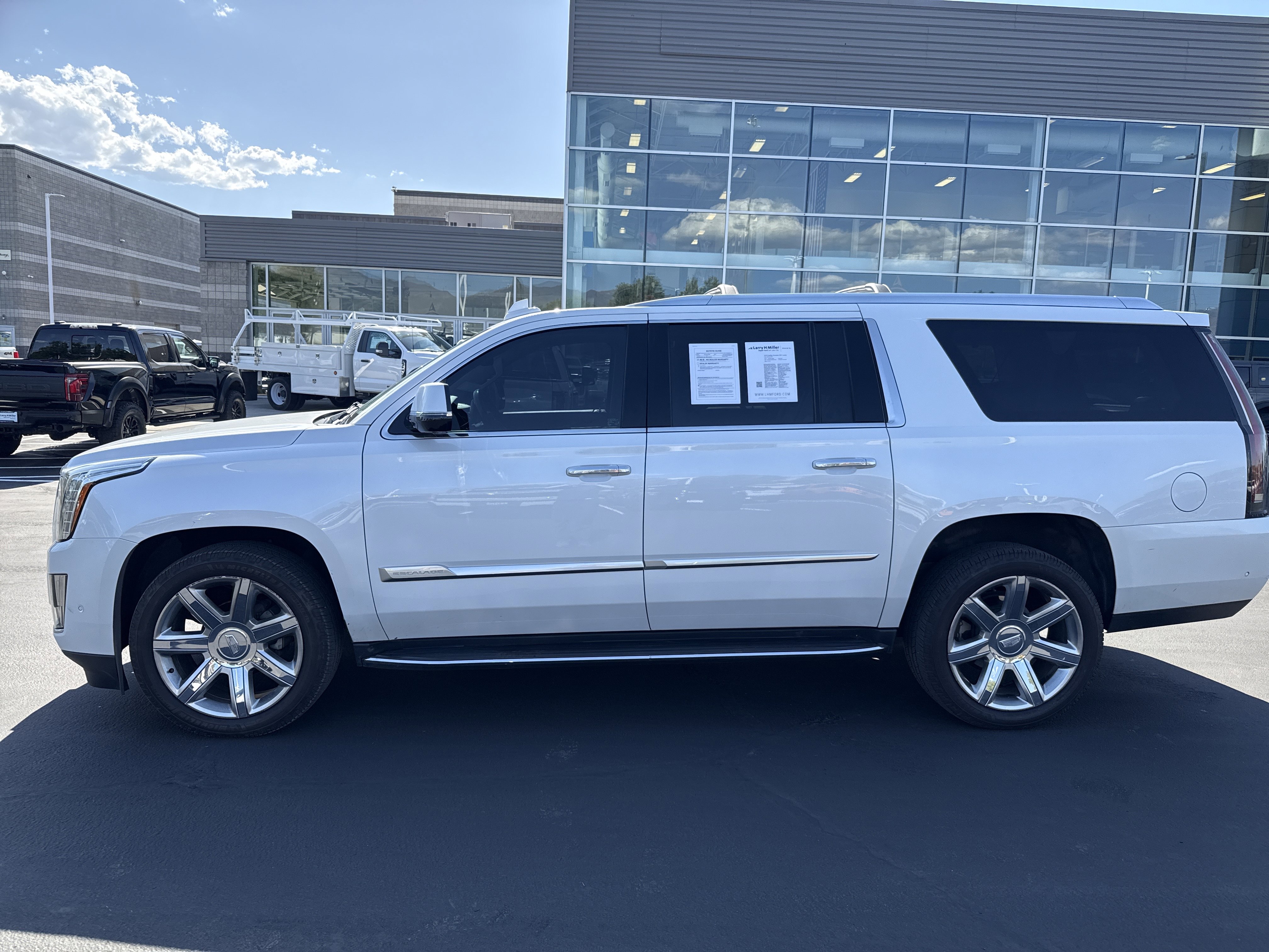 Used 2019 Cadillac Escalade ESV Luxury AWD/4WD image 2