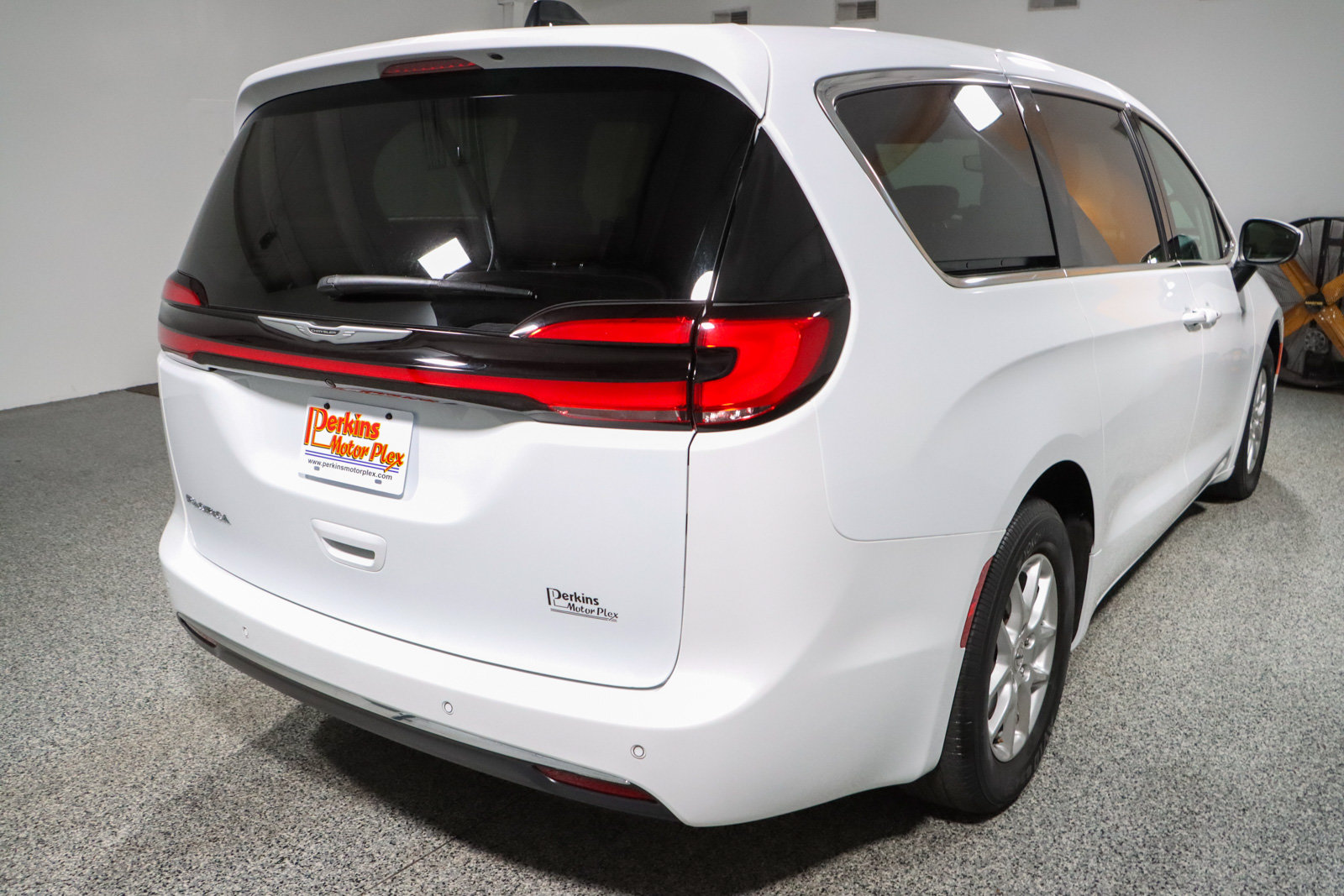 Used 2023 Chrysler Pacifica Touring-L FWD image 7