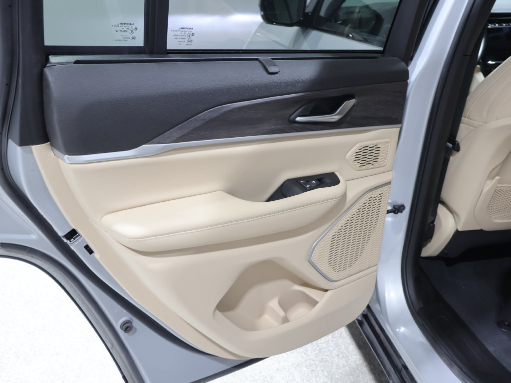 Certified 2023 Jeep Grand Cherokee Limited w/ Luxury Tech Group II AWD/4WD image 20