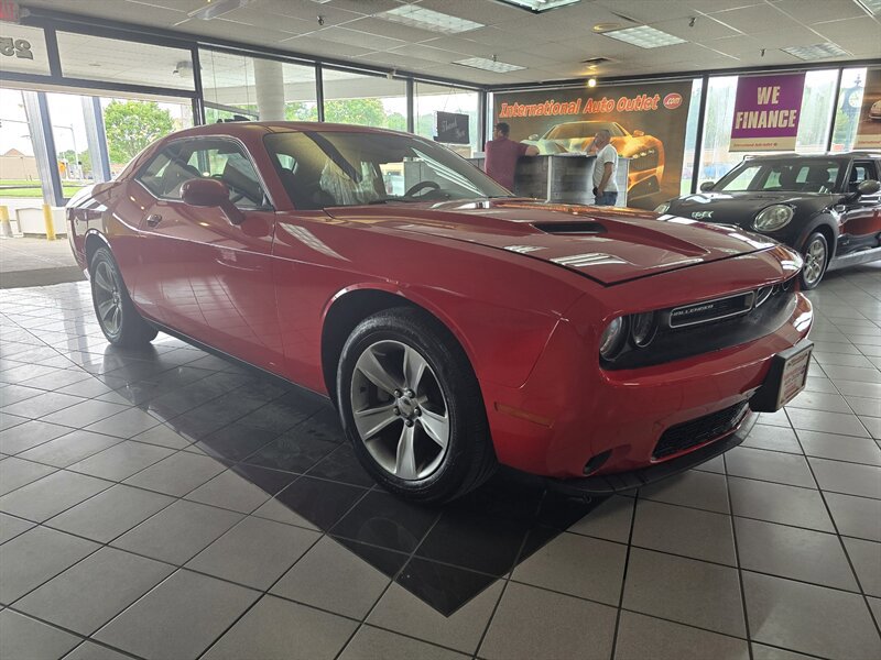 Used 2015 Dodge Challenger SXT RWD image 3