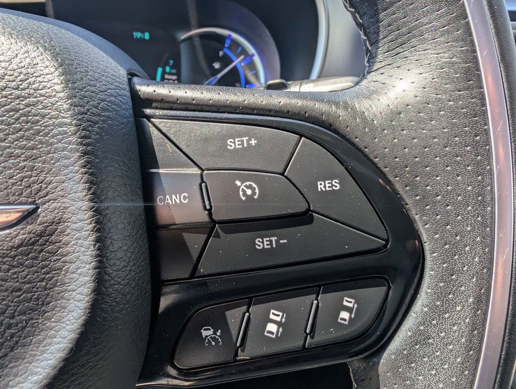 Used 2020 Chrysler Pacifica Limited w/ Advanced Safetytec Group FWD image 33