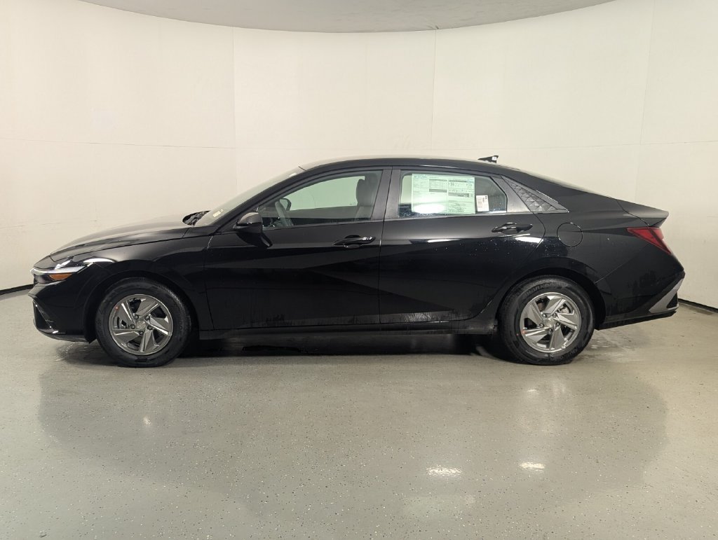 New 2026 Hyundai Elantra SE FWD image 4
