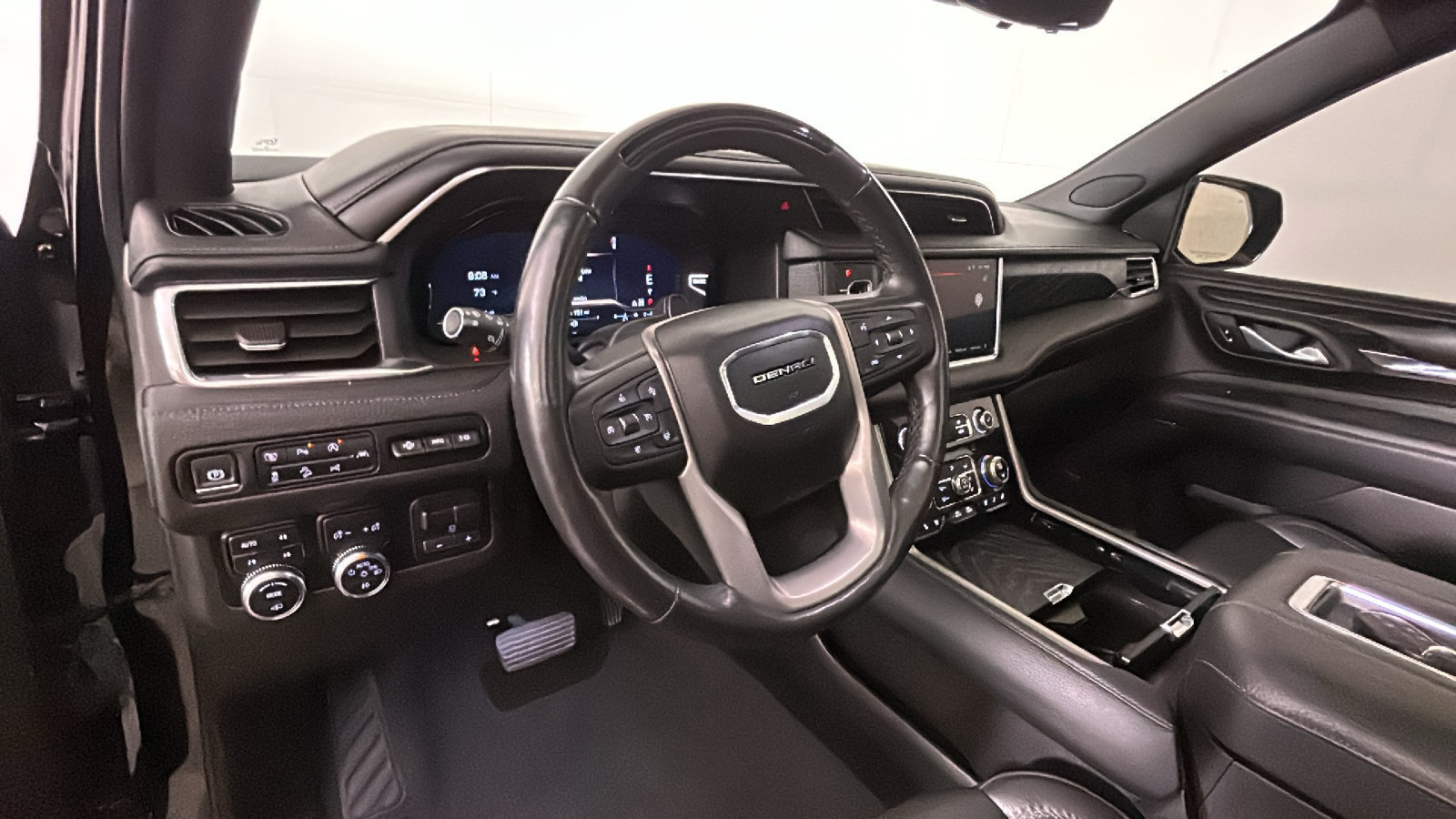 Used 2024 GMC Yukon XL Denali w/ Denali Reserve Package AWD/4WD image 17