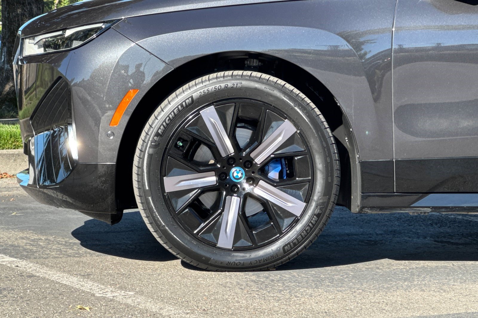 Used 2024 BMW iX xDrive50 w/ Sport Package AWD/4WD image 39