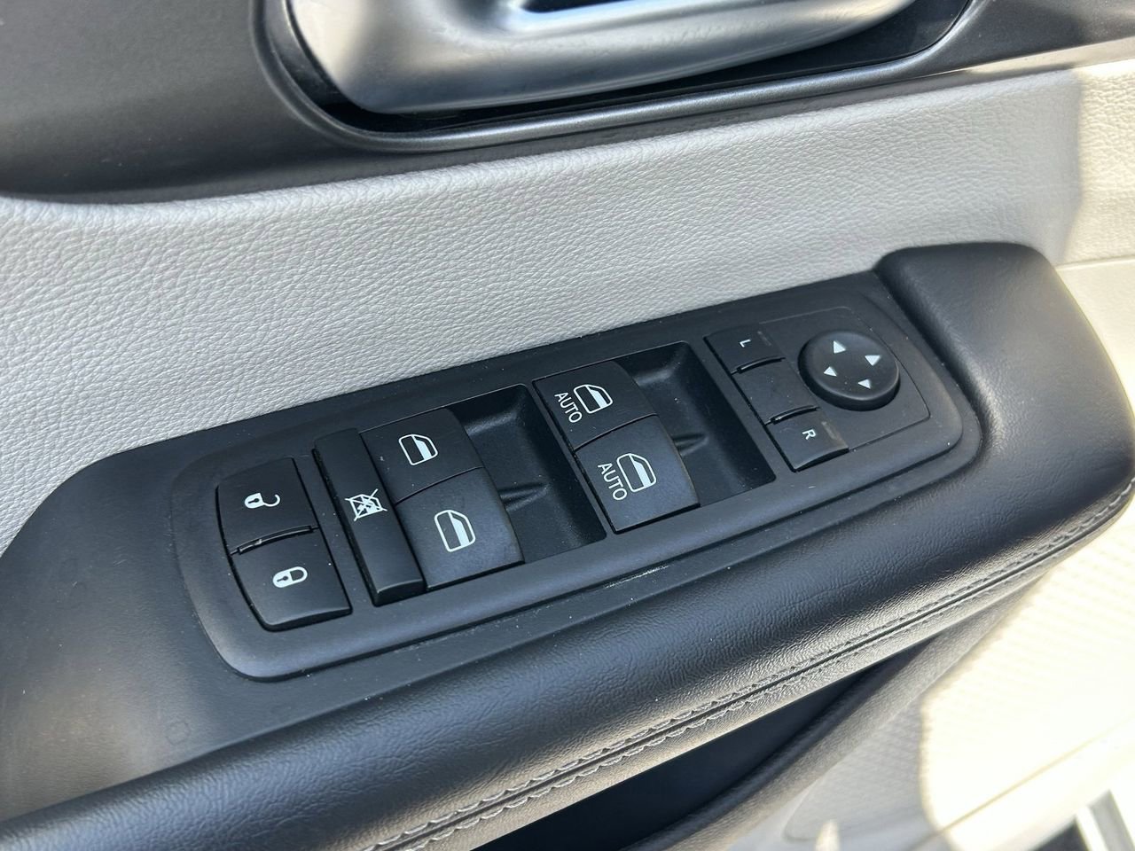 Used 2023 Chrysler Pacifica Touring-L image 30