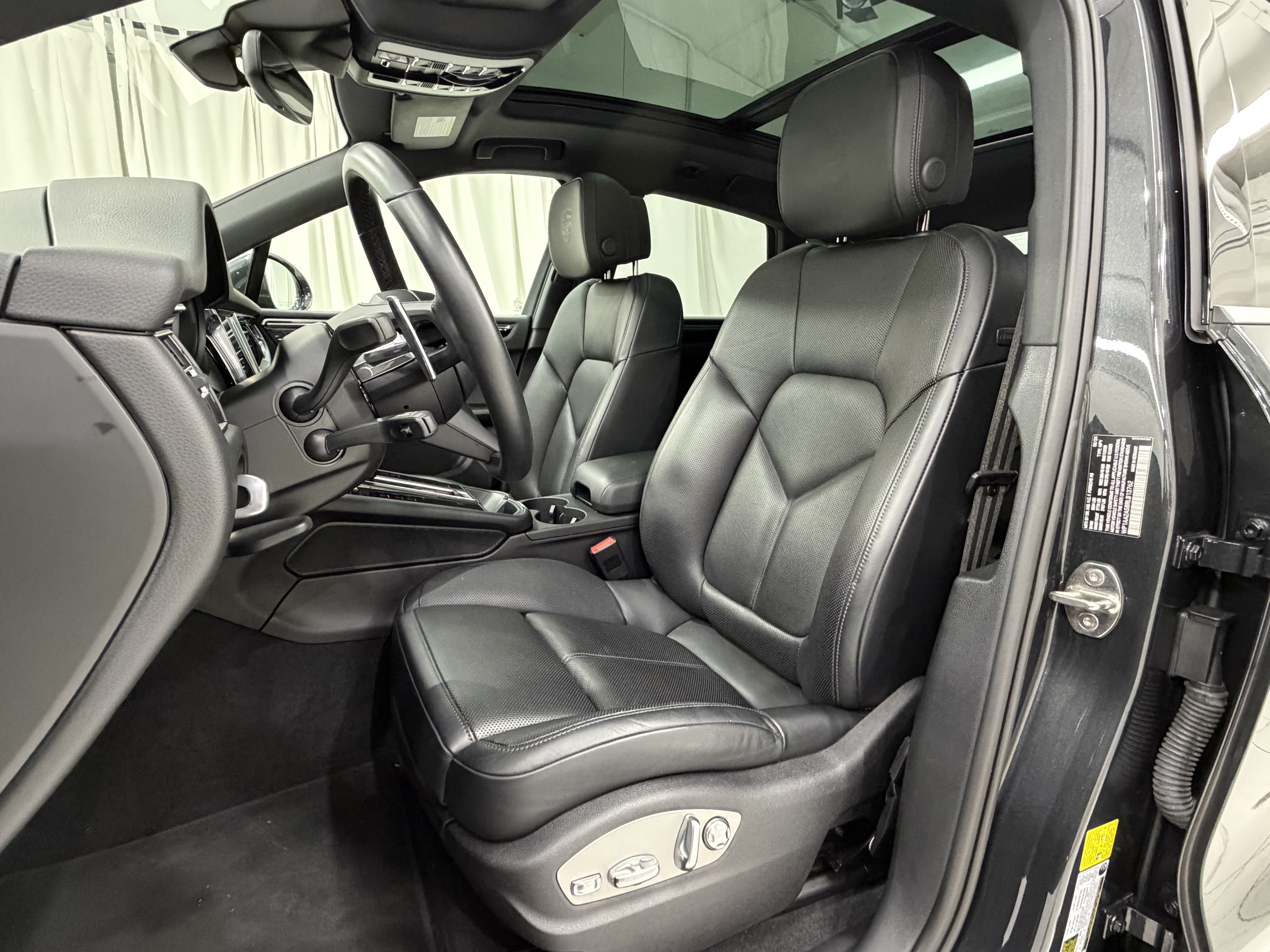 Certified 2024 Porsche Macan AWD/4WD image 31