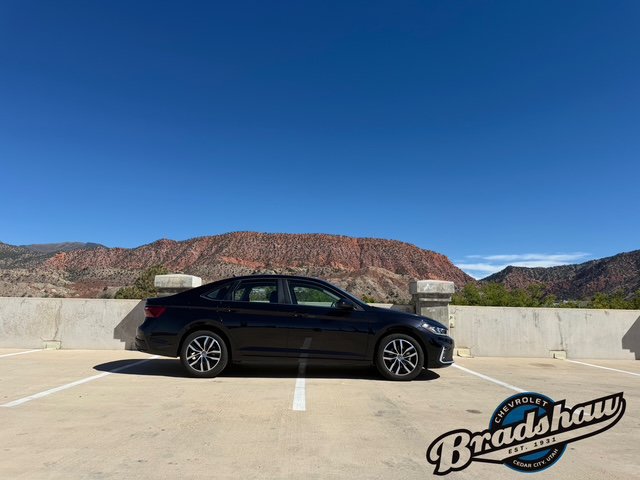 Used 2025 Volkswagen Jetta SE FWD image 3