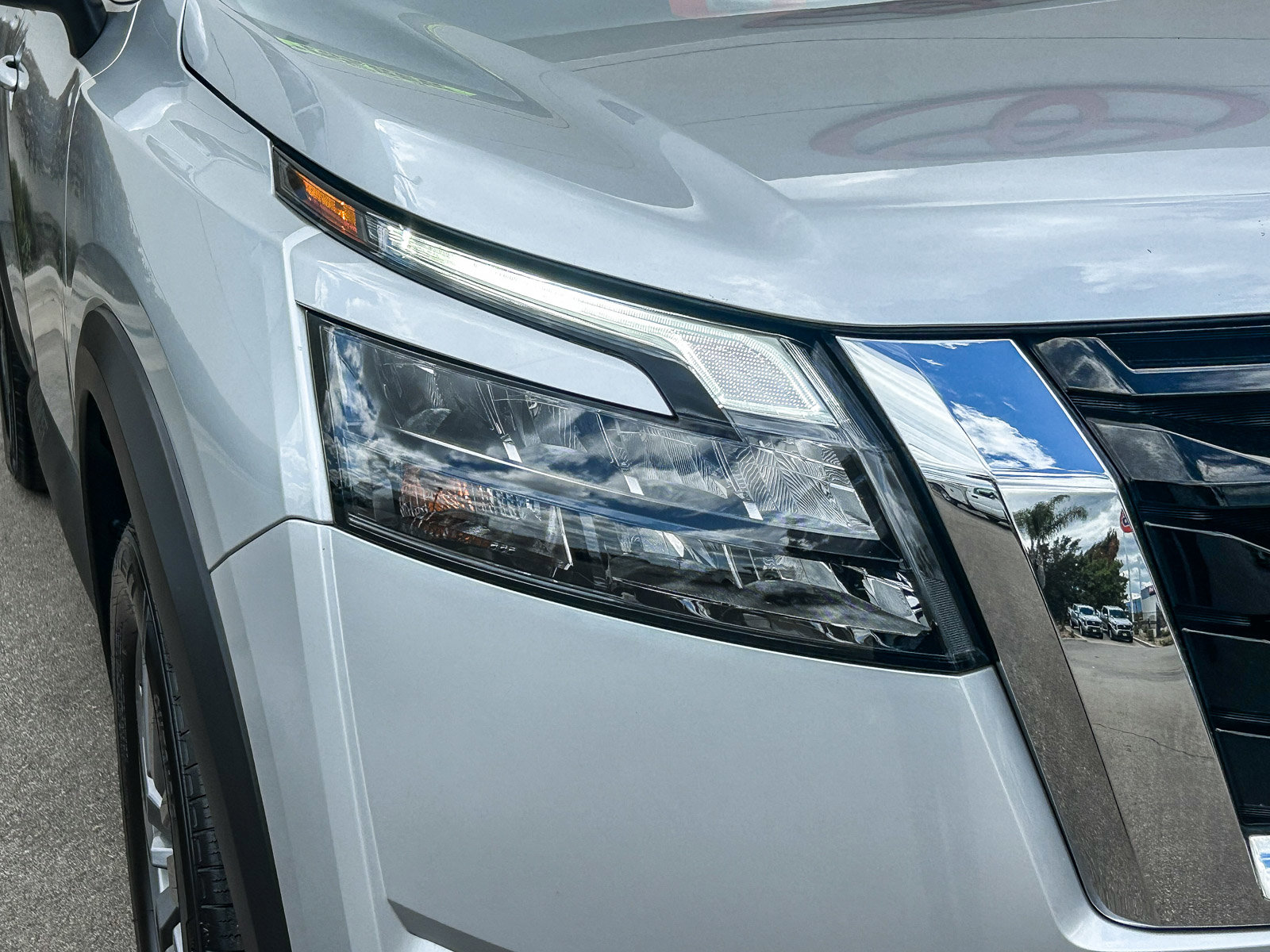 Used 2025 Nissan Pathfinder SV FWD image 4