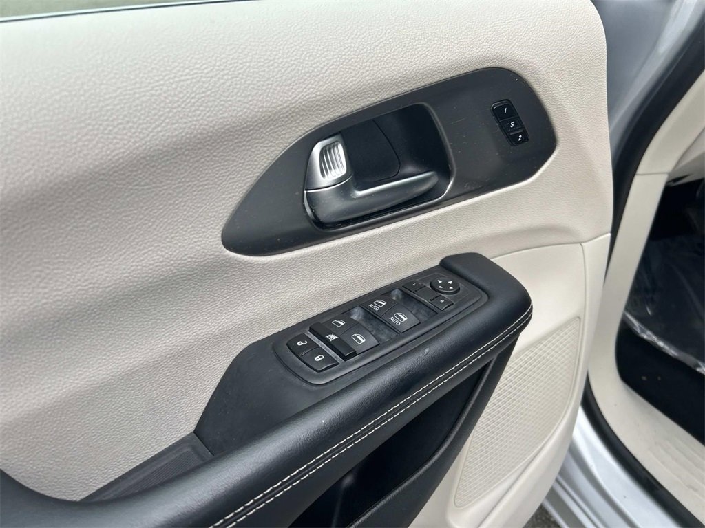 Used 2023 Chrysler Pacifica Touring-L image 18
