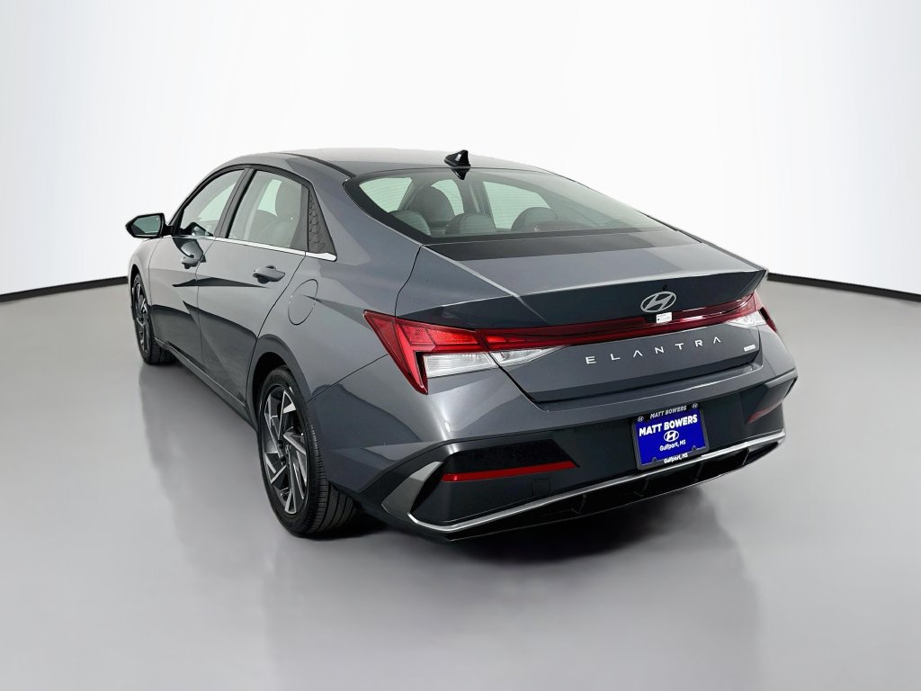 Certified 2025 Hyundai Elantra Limited FWD image 7