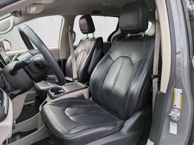 Used 2022 Chrysler Pacifica Touring-L image 15