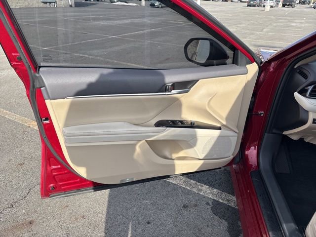 Used 2020 Toyota Camry XLE image 36