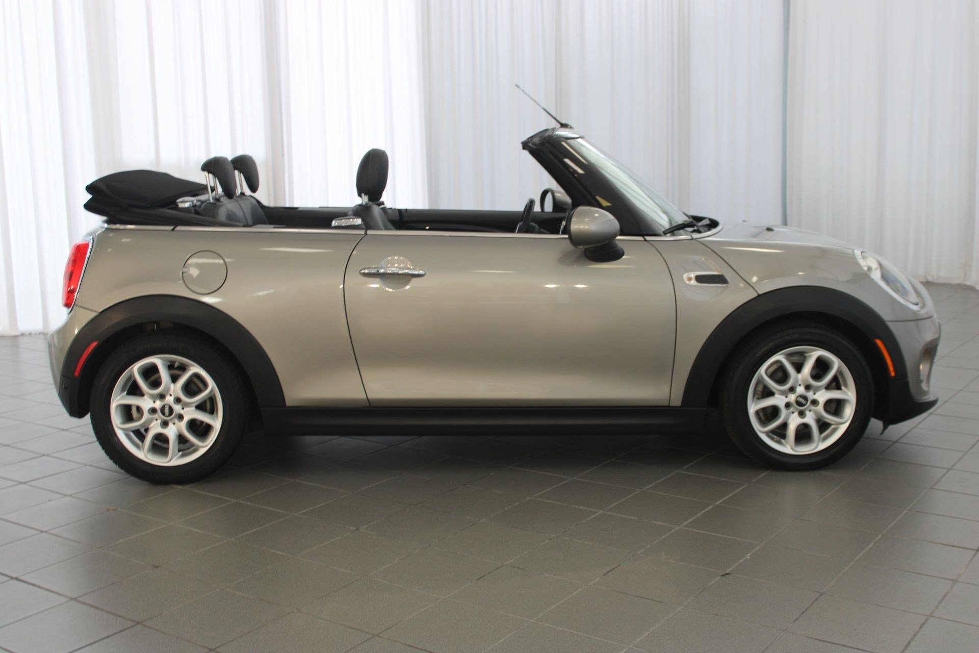 Used 2018 MINI Cooper Convertible image 7