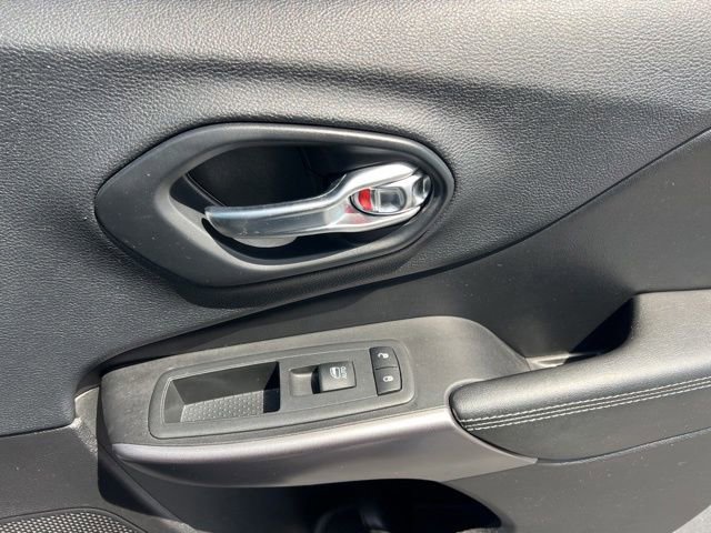 Used 2019 Jeep Cherokee Latitude Plus w/ Comfort/Convenience Group FWD image 33