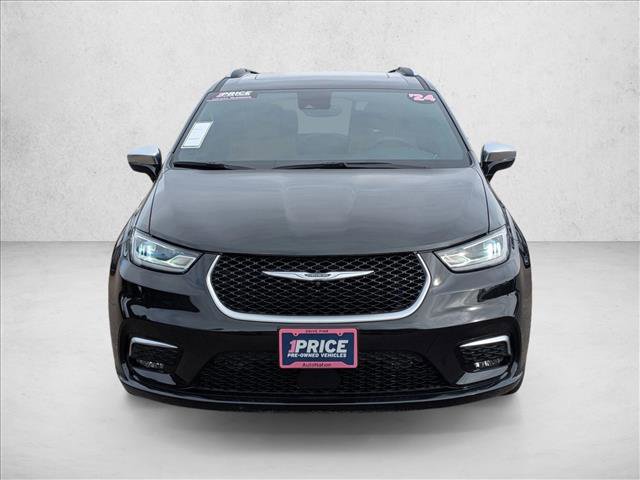 Used 2023 Chrysler Pacifica Pinnacle image 2