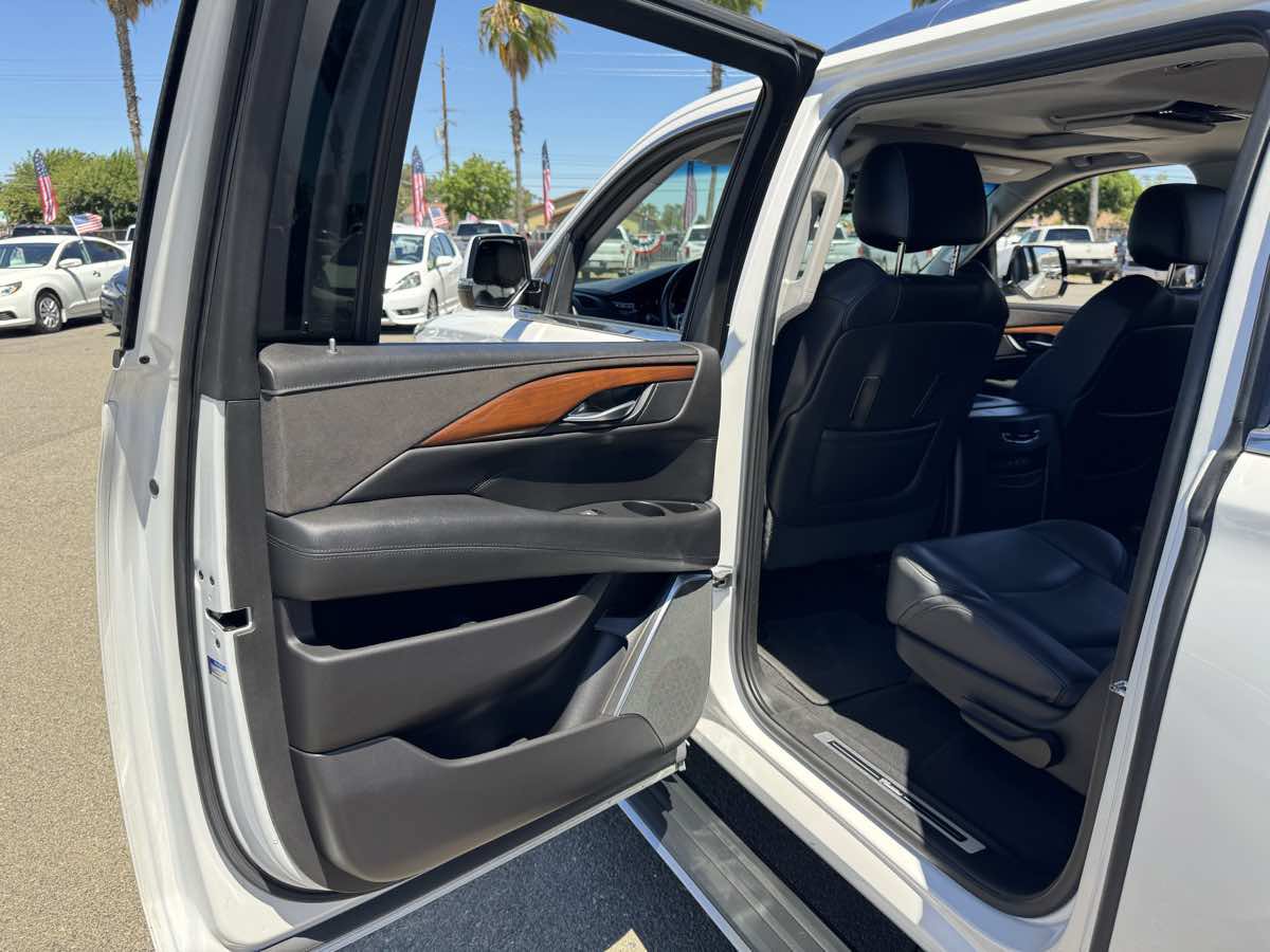 Used 2018 Cadillac Escalade ESV Premium Luxury AWD/4WD image 23