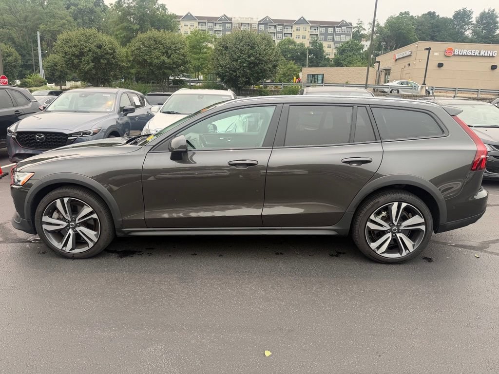 Certified 2025 Volvo V60 B5 Cross Country Plus AWD/4WD image 3