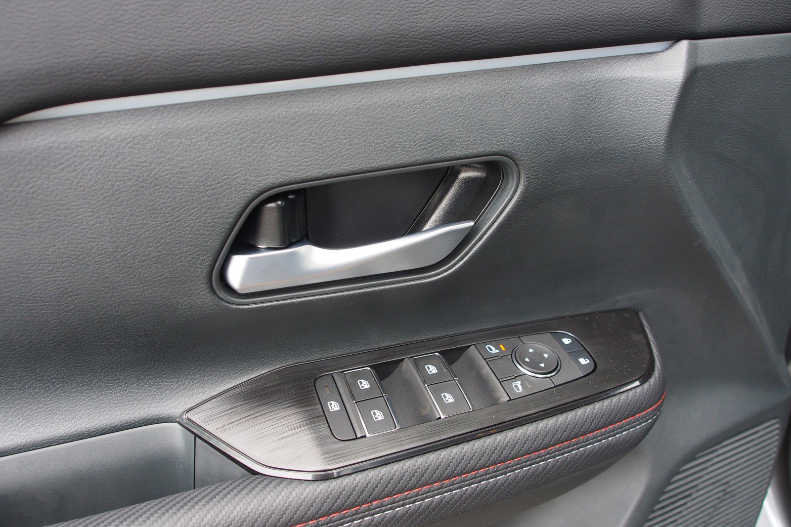 Used 2026 Nissan Kicks SR image 17