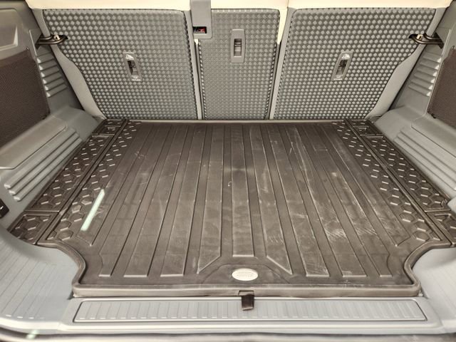Used 2024 Land Rover Defender 110 SE image 31