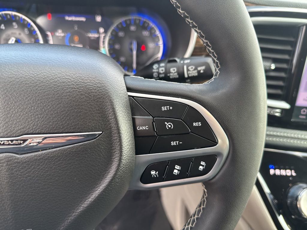 Used 2024 Chrysler Pacifica Limited image 16