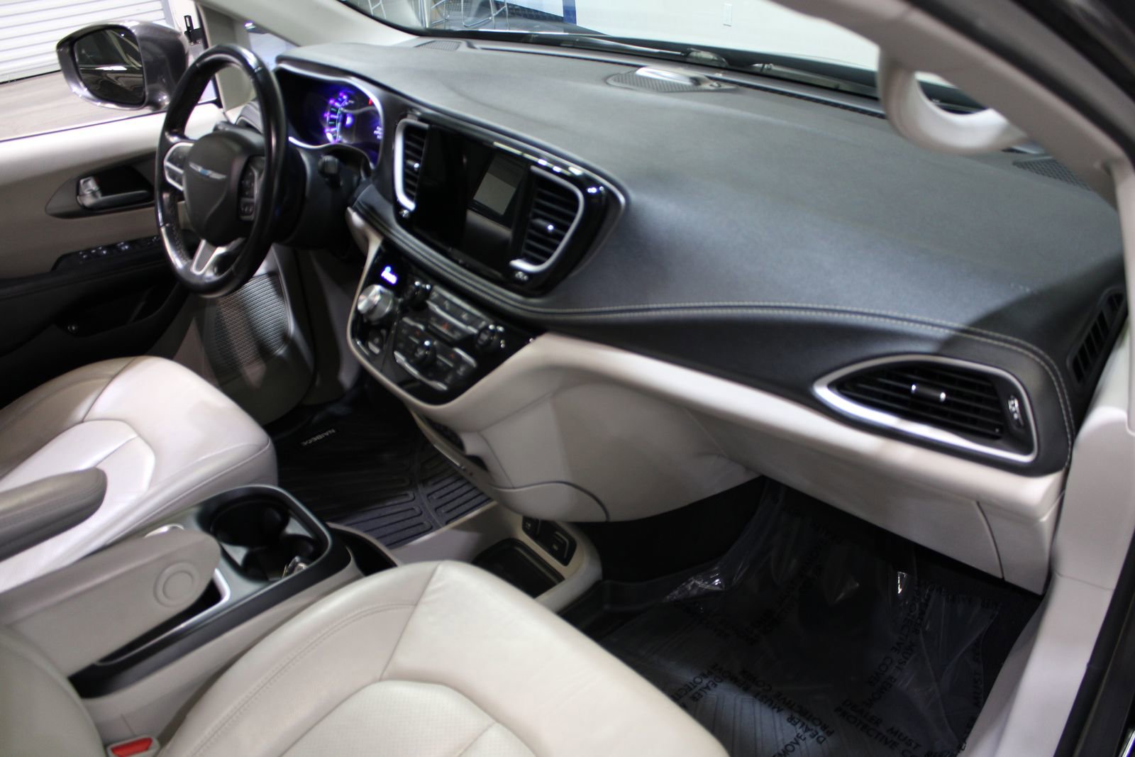 Used 2021 Chrysler Pacifica Touring-L FWD image 25