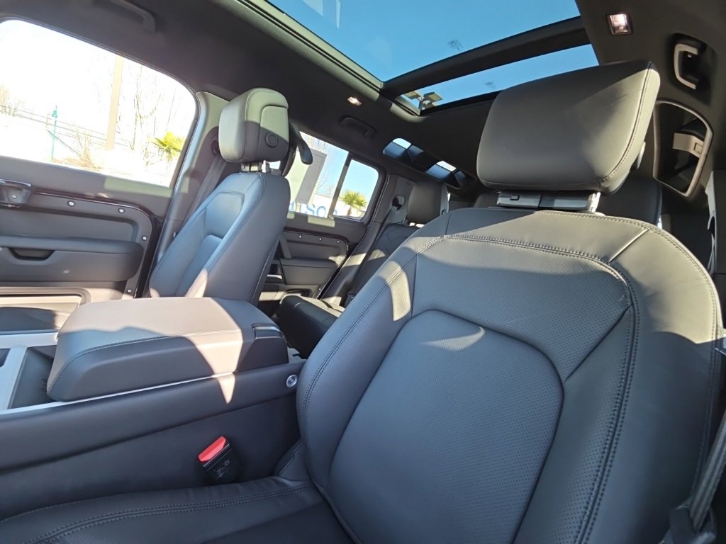 Used 2025 Land Rover Defender 110 X-Dynamic SE image 14