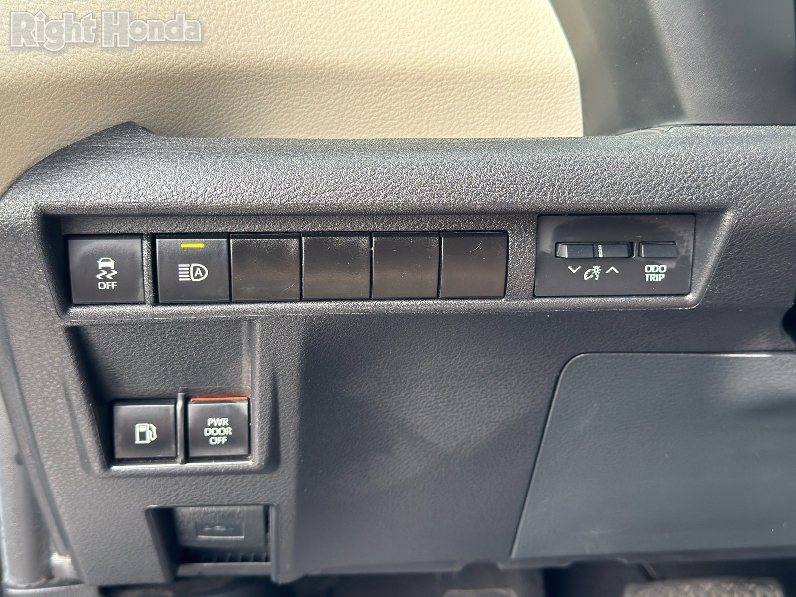 Used 2024 Toyota Sienna XLE image 19