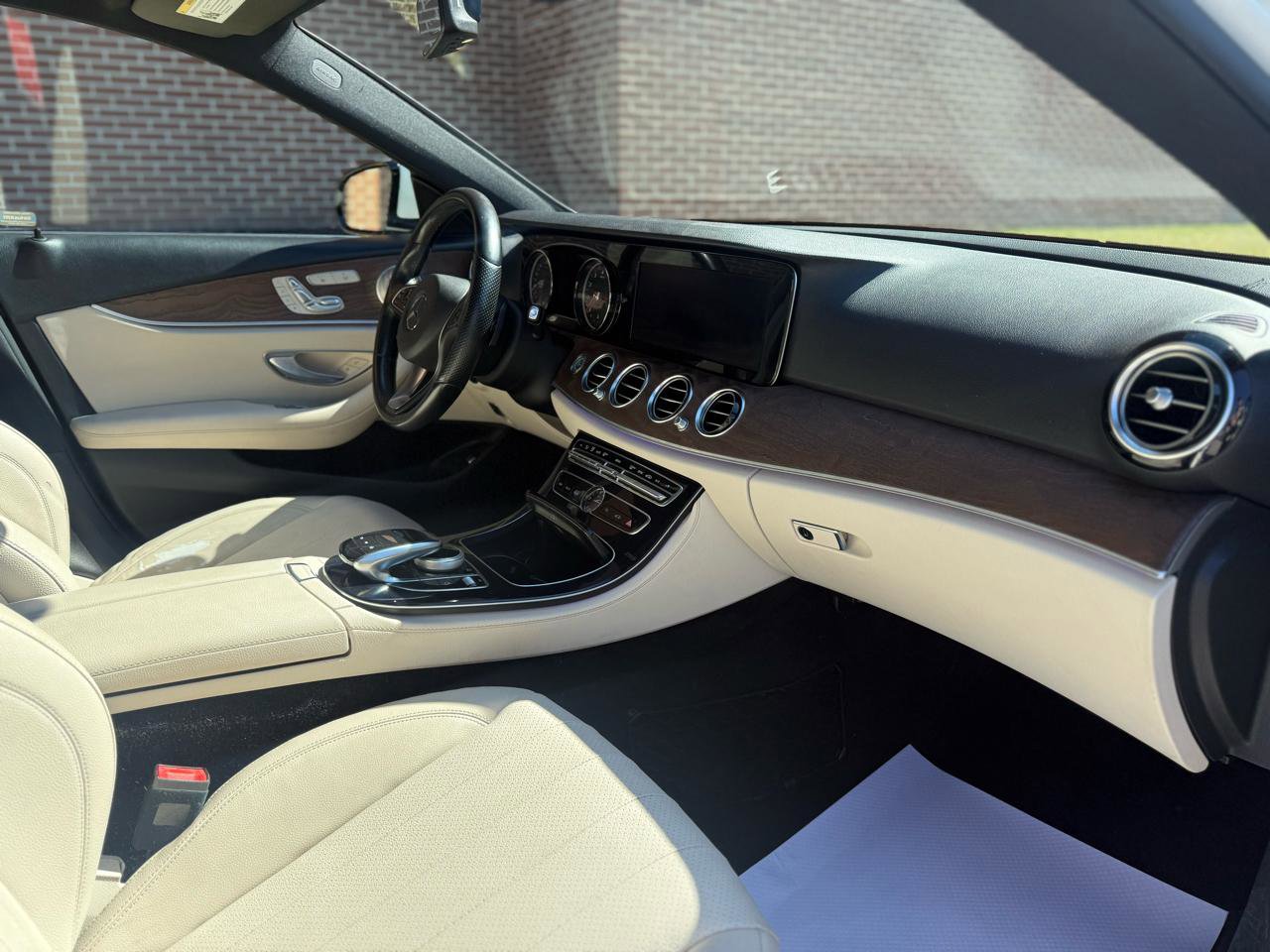 Used 2017 Mercedes-Benz E 300 4MATIC image 40