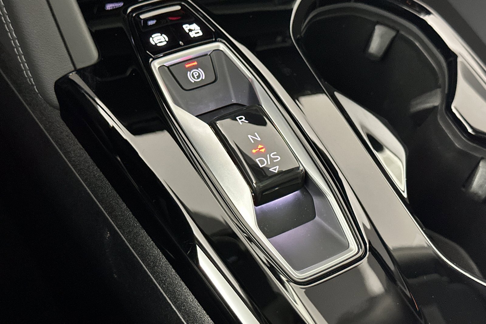 Used 2025 Audi Q5 Premium w/ Convenience Package image 21