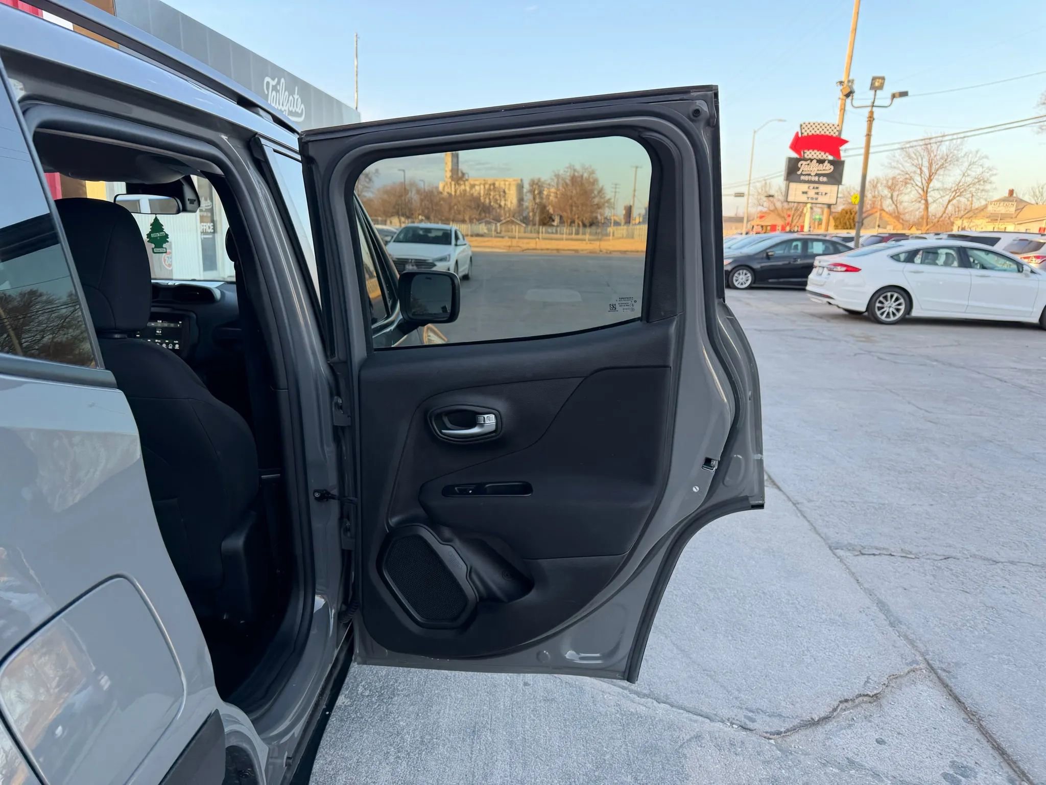 Used 2019 Jeep Renegade Latitude w/ Cold Weather Group image 16