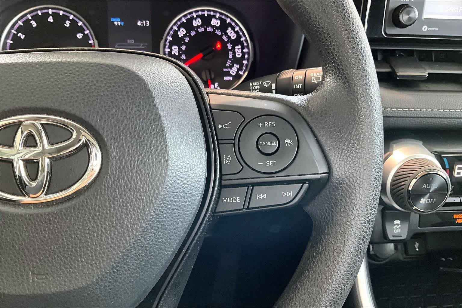 Used 2022 Toyota RAV4 XLE w/ Convenience Package FWD image 17