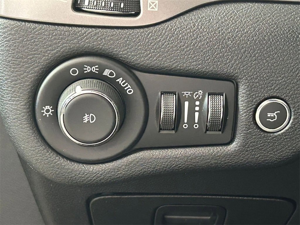 Used 2020 Jeep Cherokee Latitude Plus w/ Comfort/Convenience Group image 13