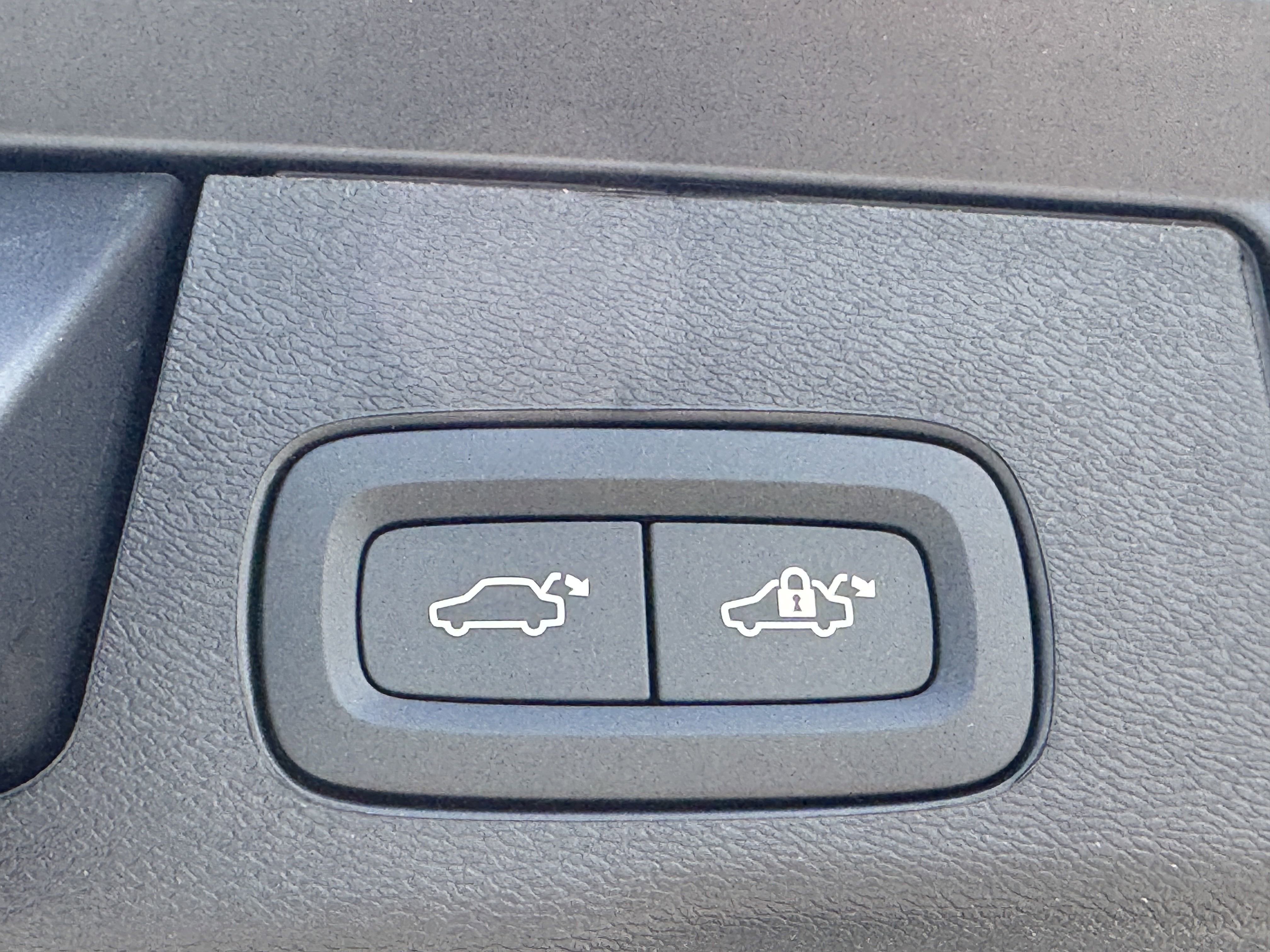 New 2026 Volvo XC60 B5 Ultra w/ Protection Package image 11