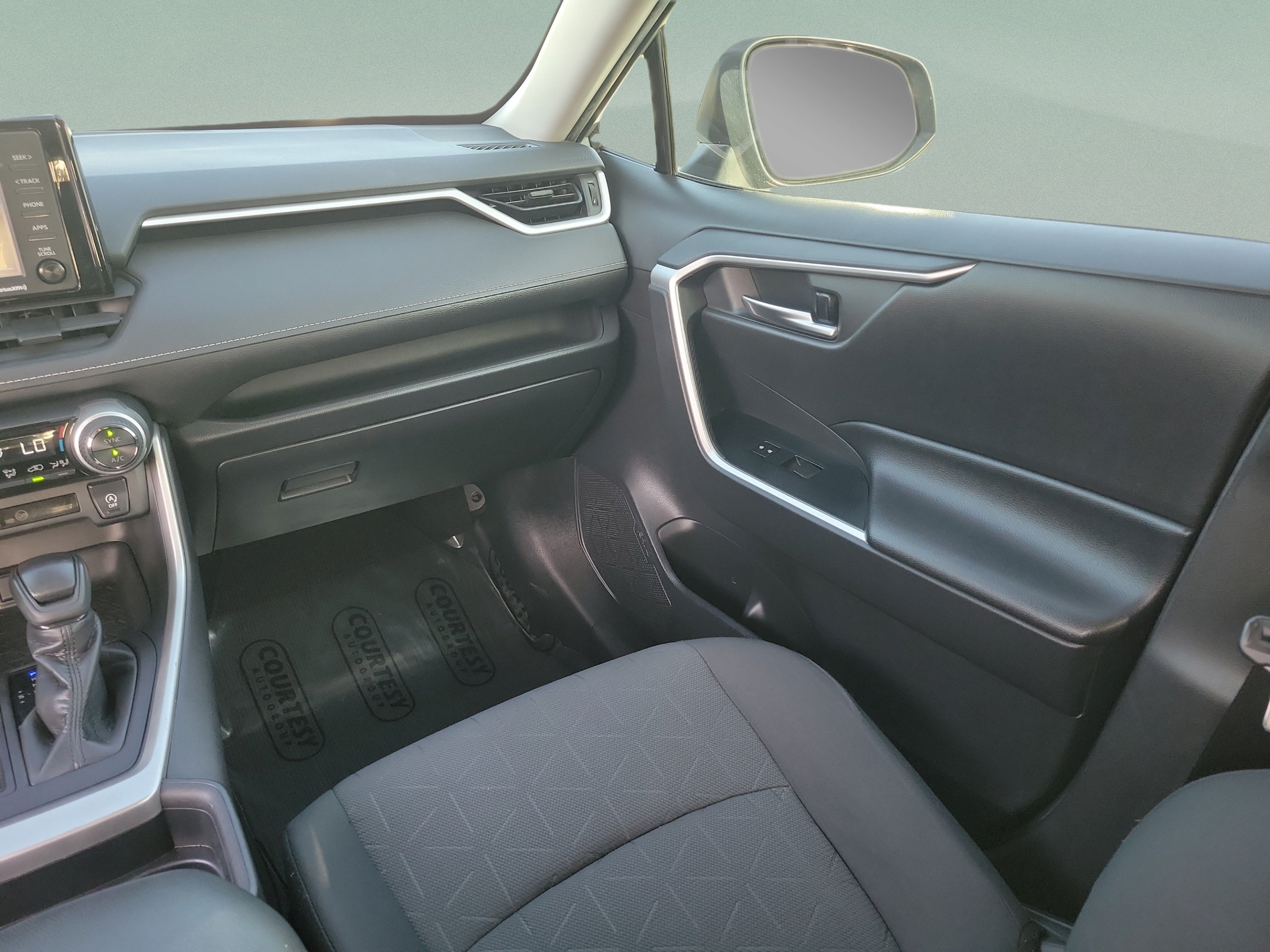 Used 2020 Toyota RAV4 XLE w/ Convenience Package FWD image 11