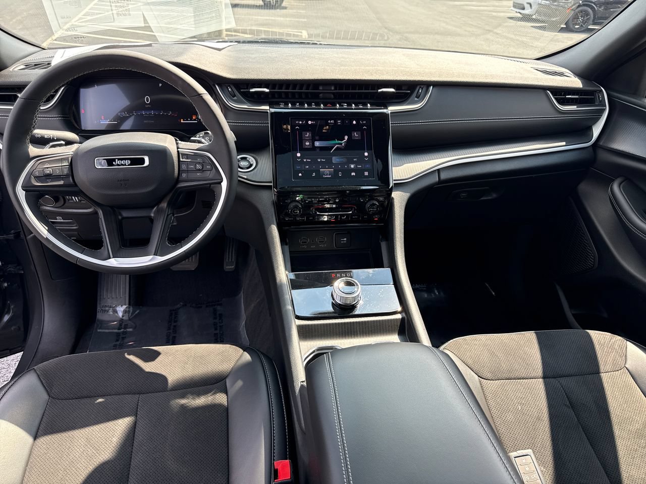Used 2023 Jeep Grand Cherokee Altitude AWD/4WD image 15