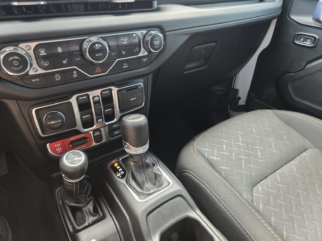 Used 2025 Jeep Gladiator Mojave w/ Convenience Group AWD/4WD image 24