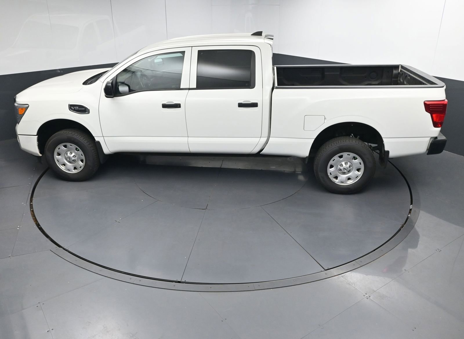 Used 2022 Nissan Titan S image 37
