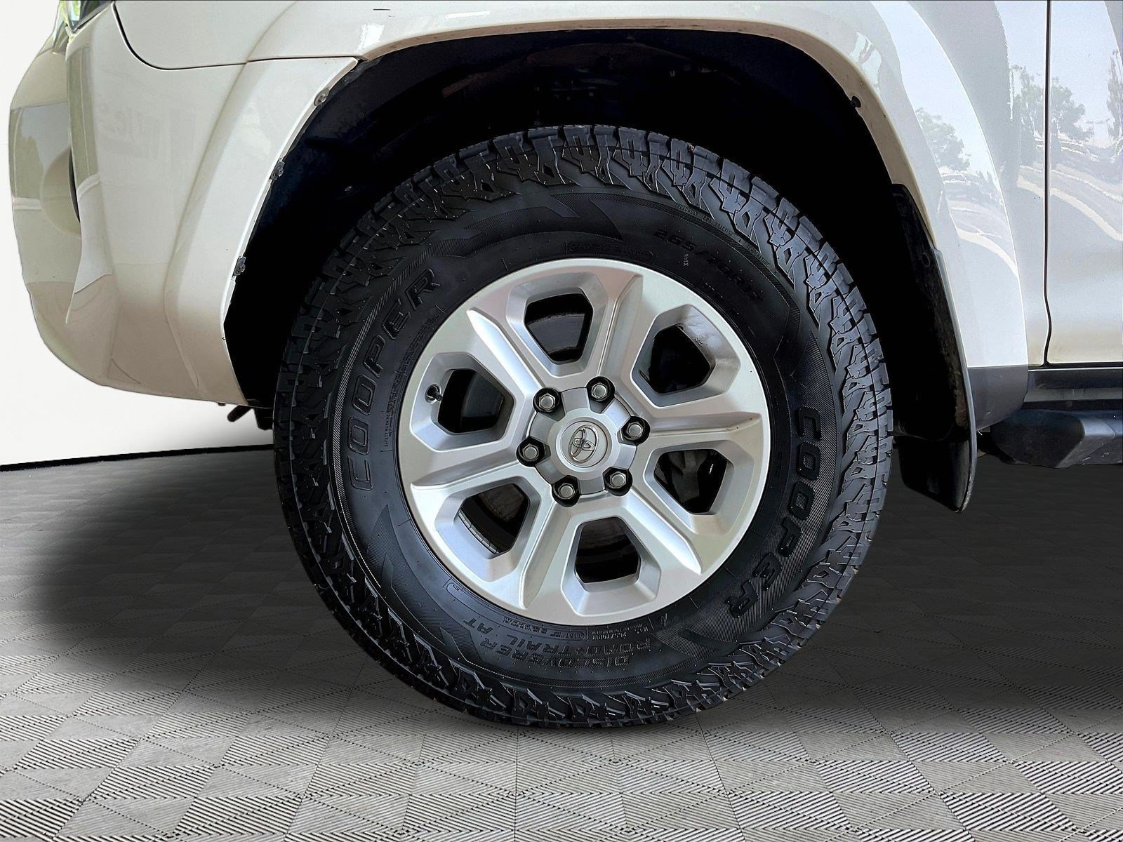 Used 2022 Toyota 4Runner SR5 Premium w/ Moonroof Package AWD/4WD image 32