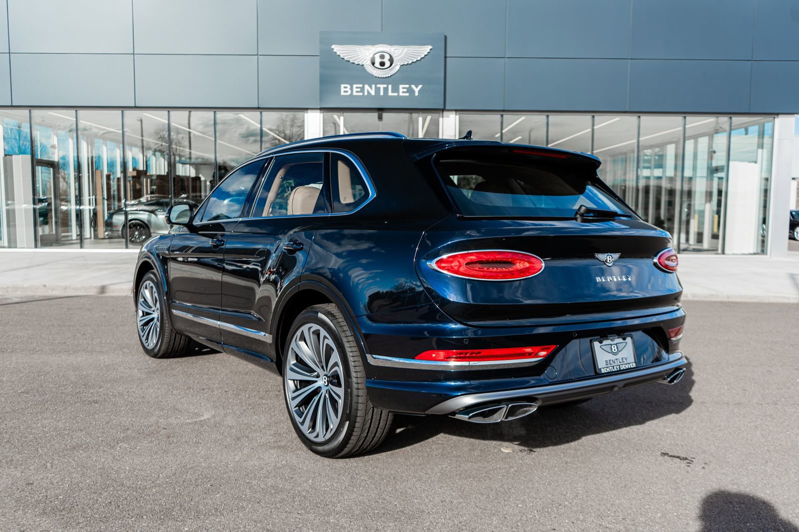Used 2025 Bentley Bentayga image 3