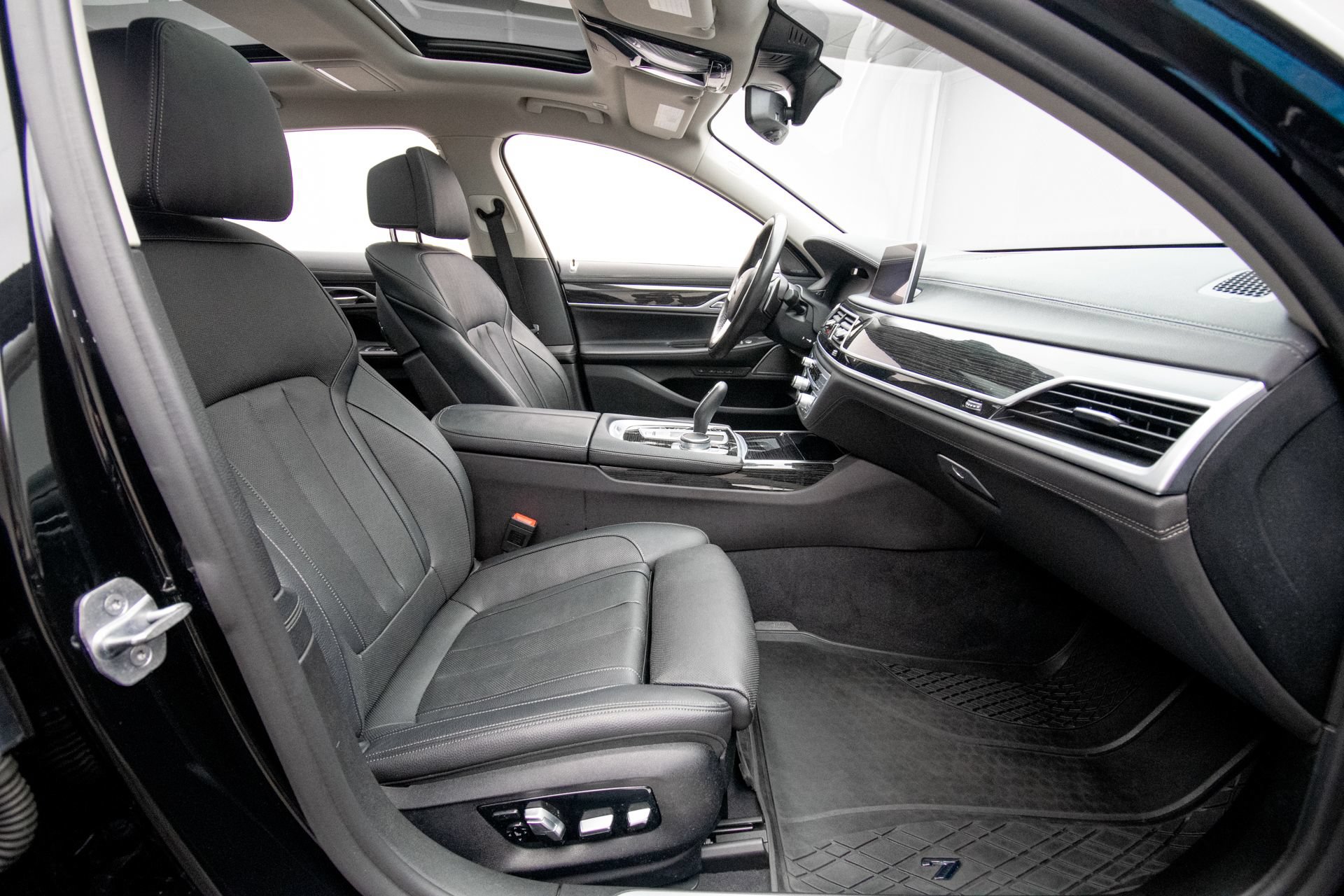 Used 2020 BMW 740i xDrive AWD/4WD image 19