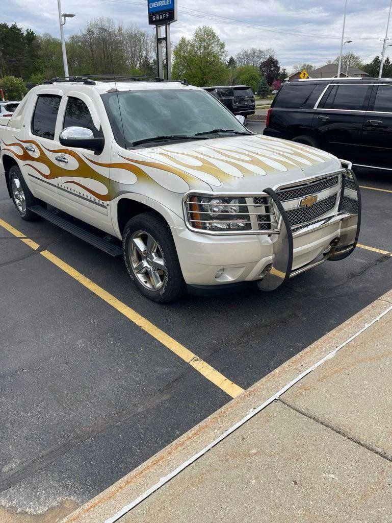 Used 2012 Chevrolet Avalanche LTZ AWD/4WD image 4