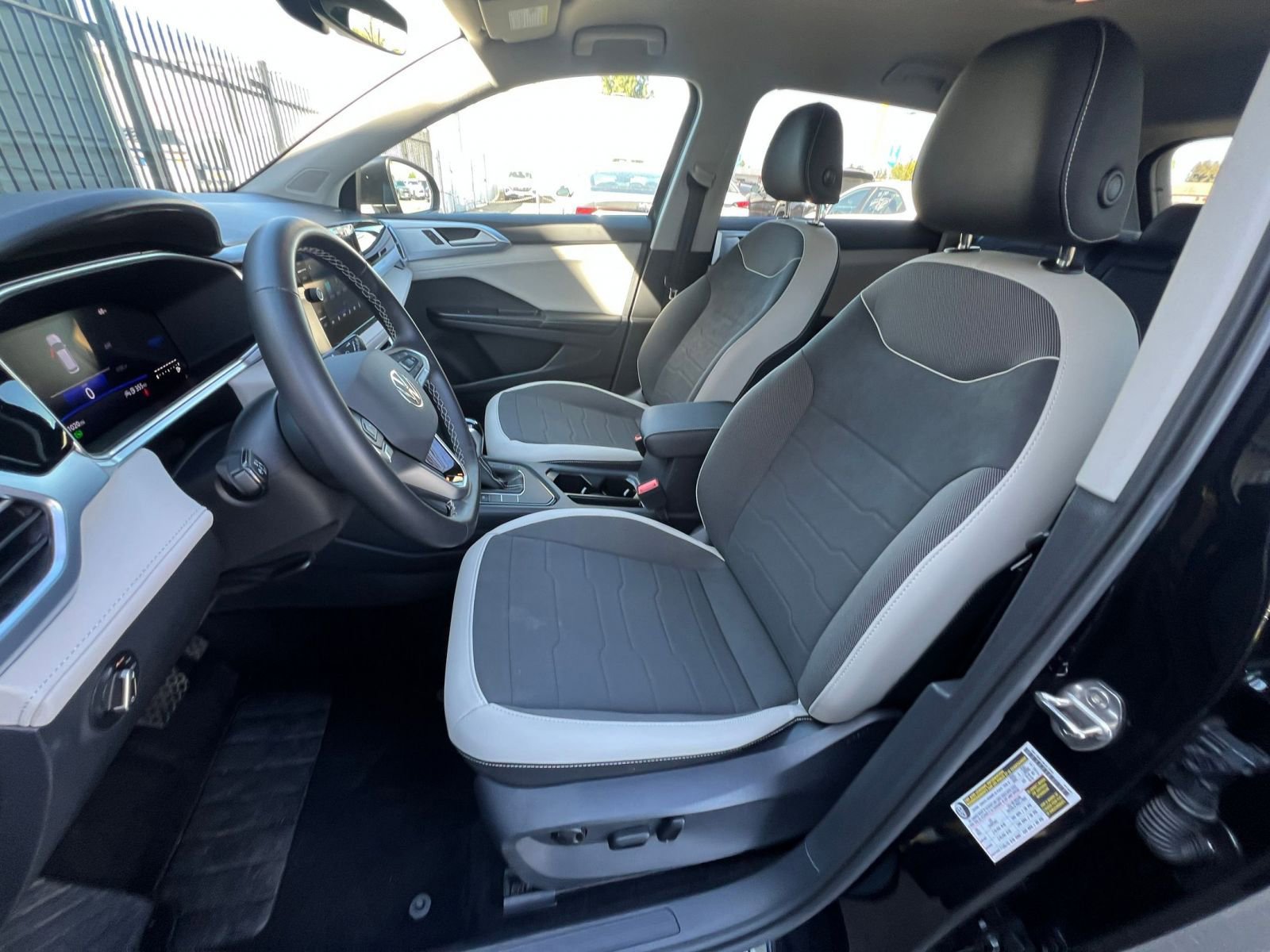 Used 2025 Volkswagen Taos SE image 28