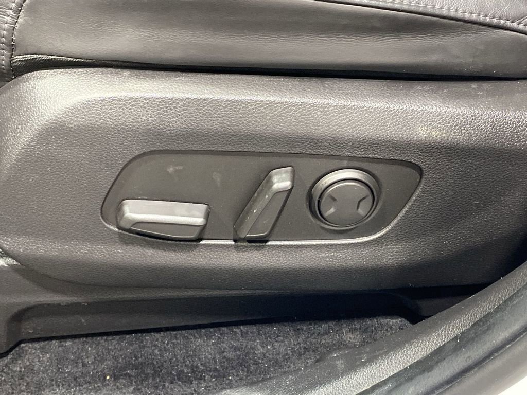 Used 2022 Kia Carnival EX image 14