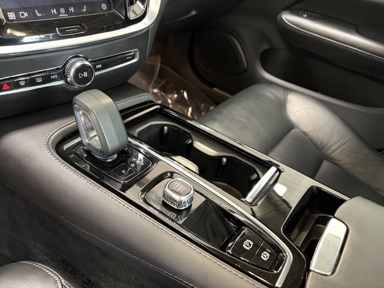 Used 2023 Volvo S60 T8 Plus image 10